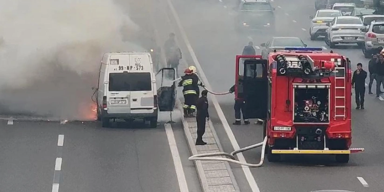 Bakının mərkəzi prospektində avtomobil yanır