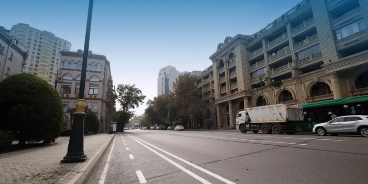 Bakının İnşaatçılar prospektində mikromobillik zolağı təşkil edilir