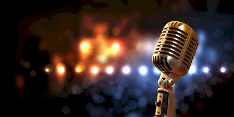 Bakıda müğənni restoranda sevgilisini döydü