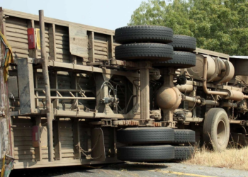 Şamaxıda yük avtomobili aşıb, sürücü ölüb