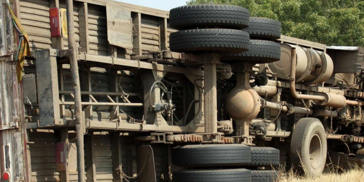 Şamaxıda yük avtomobili aşıb, sürücü ölüb