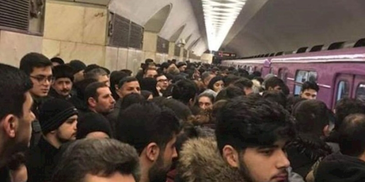 Metroda problem: Qatarlar tuneldə qaldı