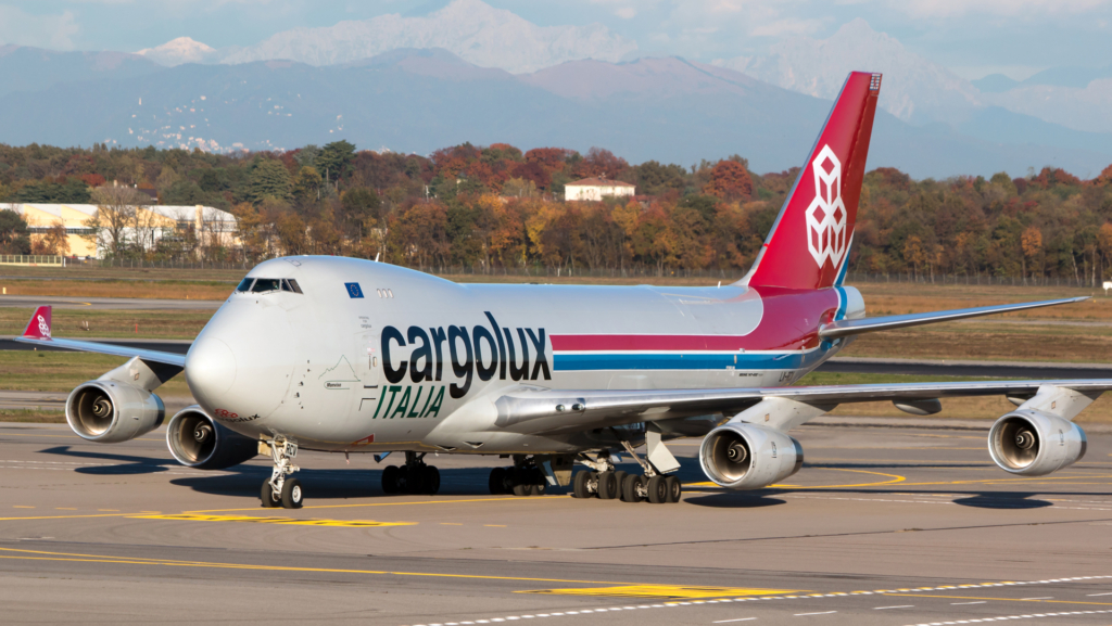 İki təyyarə Bakı aeroportuna məcburi ENİŞ ETDİ – FOTO