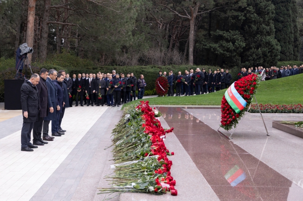 "AzerGold" QSC və törəmə şirkətlərinin kollektivi Ümummilli Lider Heydər Əliyevin məzarını ziyarət edib