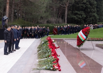 “AzerGold” QSC və törəmə şirkətlərinin kollektivi Ümummilli Lider Heydər Əliyevin məzarını ziyarət edib