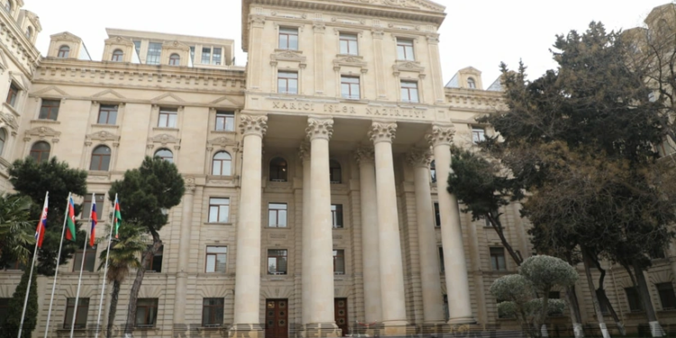 Rəsmi Bakı Rumıniyanı təbrik etdi