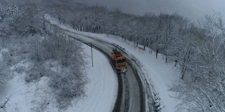 Xınalıq yolunda köməksiz qalan turist xilas edilib