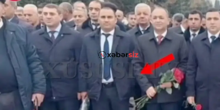 Fəxri Xiyabanda hörmətsizlik: Ulu Öndərin məzarı önündə əli cibində dayanan məmur kimdir? - VİDEO