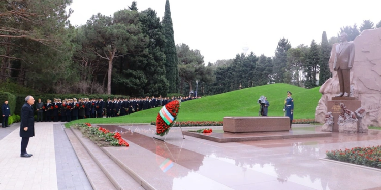 Prokurorluq əməkdaşları anım günü ilə bağlı Fəxri Xiyabanı ziyarət edib