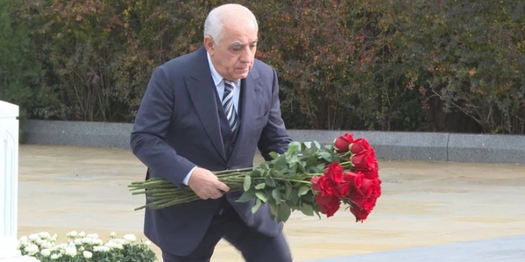 Əli Əsədov Fəxri xiyabanda Heydər Əliyevin məzarını ziyarət edib
