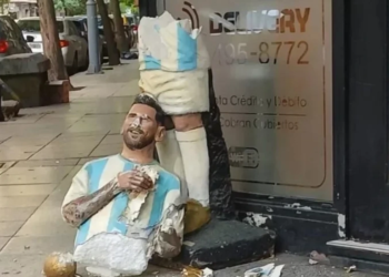 Messinin heykəli dağıdıldı