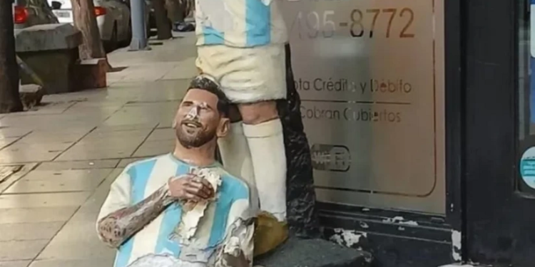 Messinin heykəli dağıdıldı