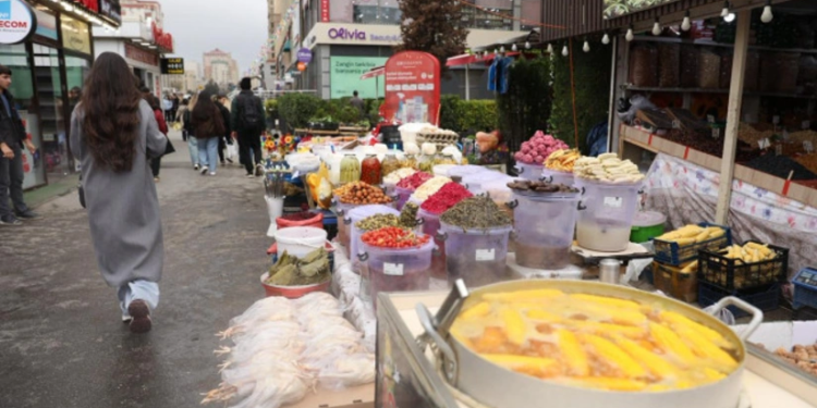 Bakıda qanunsuz küçə satışına qarşı reyd keçirilib