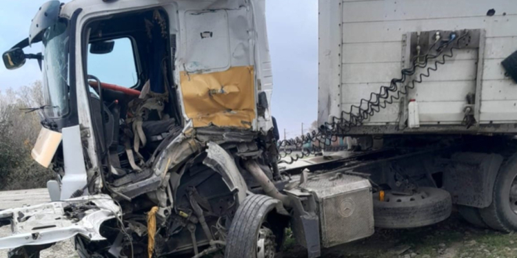 Şabranda evakuatorla qatar toqquşdu - Sürücü ağır yaralandı - FOTO