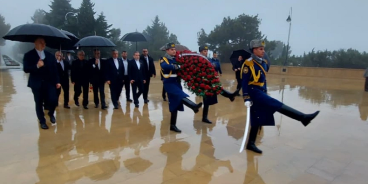 Abbas Əraqçi Bakıda şəhidlərin xatirəsini anıb