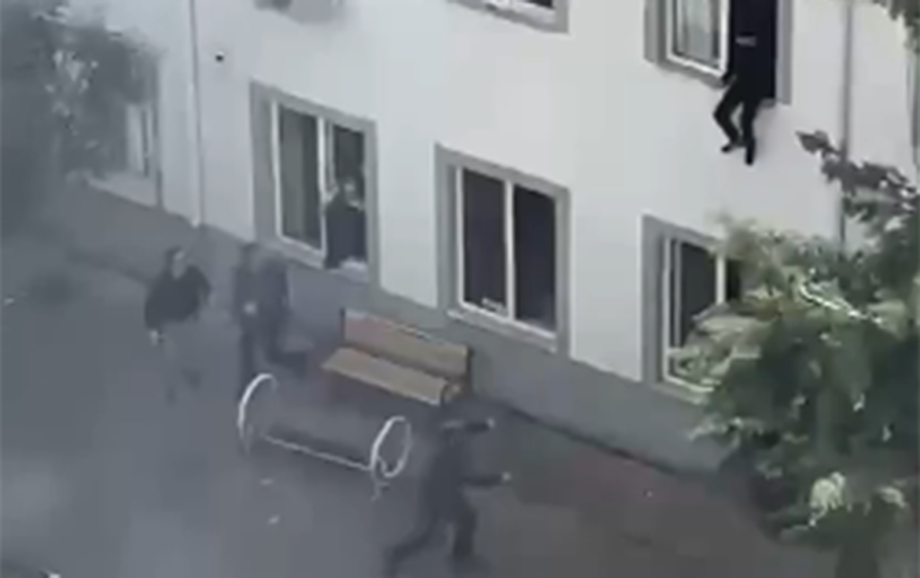 Ölümdən xilas olmaq üçün pəncərədən tullandılar - Silahlı hücumdan yeni görüntülər