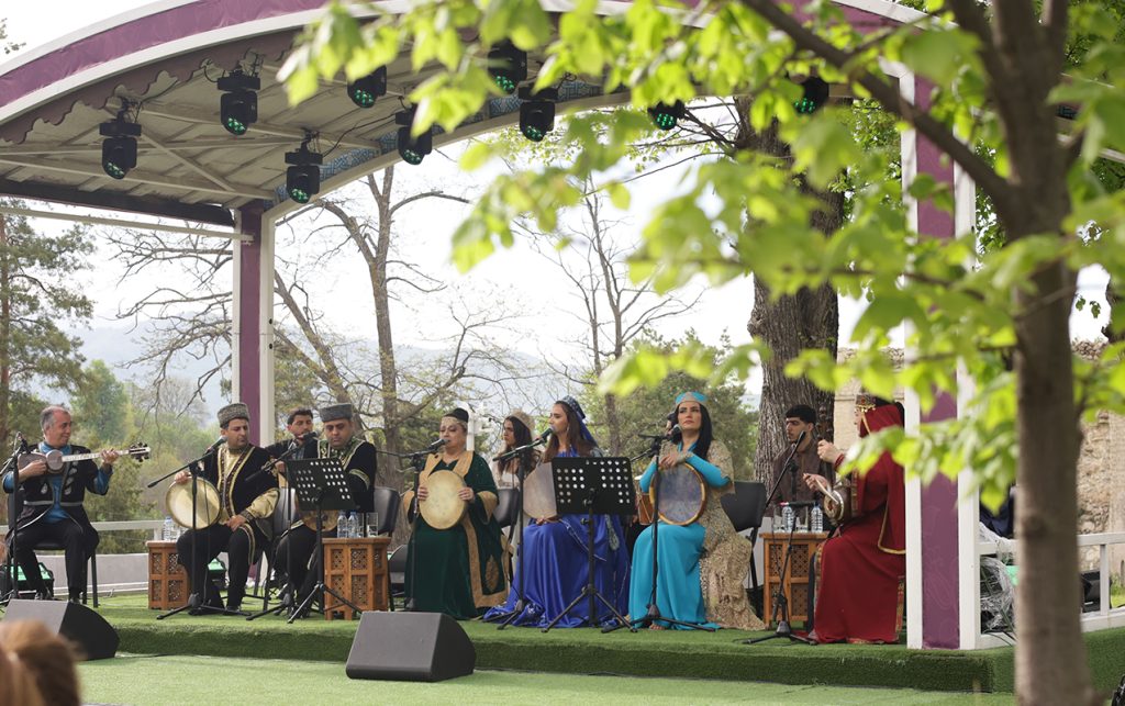 “Xarıbülbül” festivalı onların konserti ilə başa çatdı