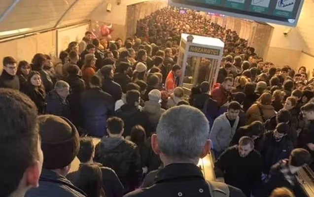 Metroda dəhşətli anlar - Azyaşlı uşaq yıxıldı
