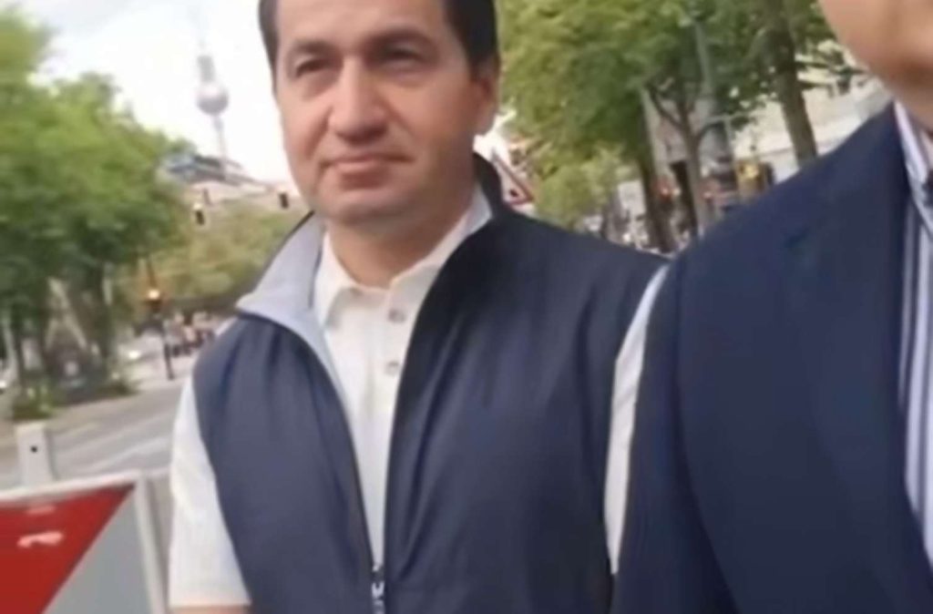 Hikmət Hacıyev və Ceyhun Bayramovdan təxribatçı suallar verən blogerə LAYİQLİ CAVAB - VİDEO