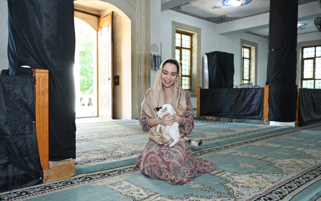 Leyla Əliyeva Yevlaxda Cümə məscidində - Fotolar - Yenilənib