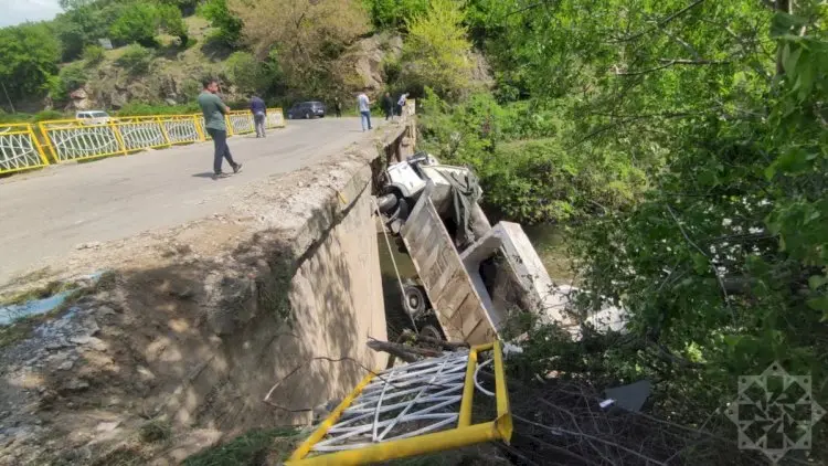 Azərbaycanda ağır qəza - yük avtomobili çaya aşdı, ölən var