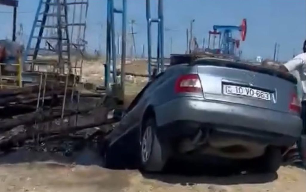 Bakıda avtomobil neft quyusuna düşdü - Video