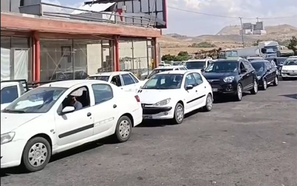 Təbrizdə benzin qıtlığı uzun növbələr yaratdı - Video