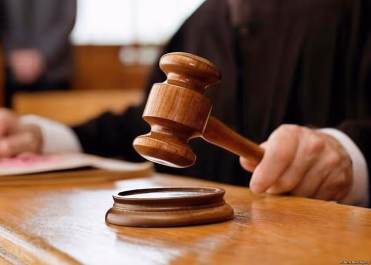 Vəzifəli şəxsləri şantaj edən baş redaktora hökm oxundu