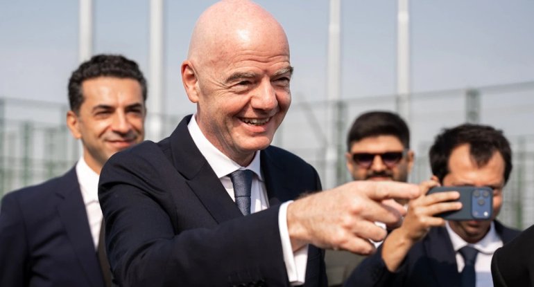 FIFA prezidenti Hövsanda inşa olunan meydançalarda - FOTOLAR