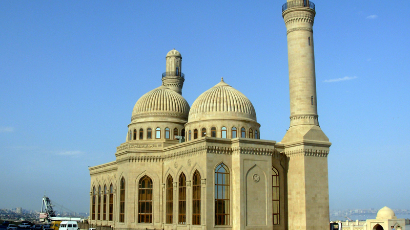 Bibiheybət məscidindən və "Dəniz Mall"ın namaz otağından oğurluq etdi - "Hacı" həbs edildi