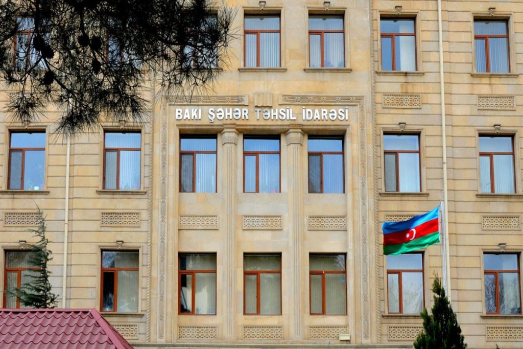 Məktəblərdə geyim formaları ilə bağlı RƏSMİ AÇIQLAMA