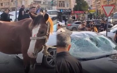 Bakıda maşınla toqquşan atın sahibi saxlanıldı – Video – Yenilənib