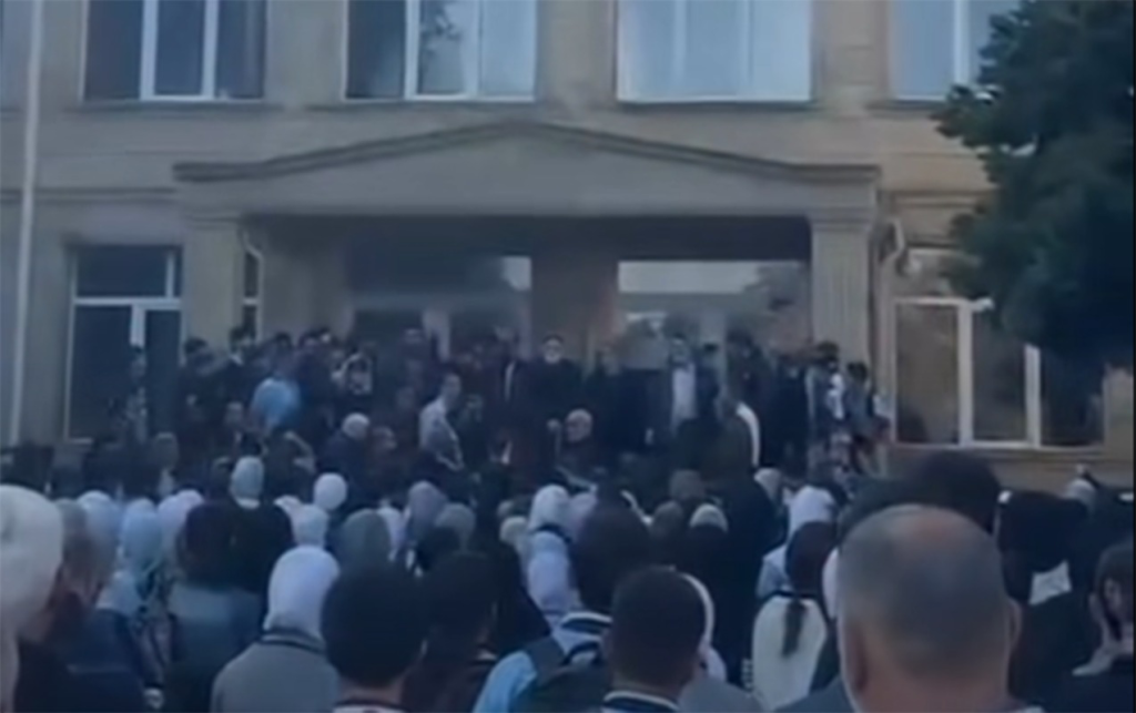 Məktəbli forması ilə bağlı qaydalara etiraz edən – 37 nəfər həbs olundu