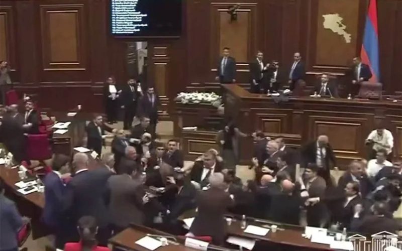 Erməni deputatlar yenə dalaşdı – Video