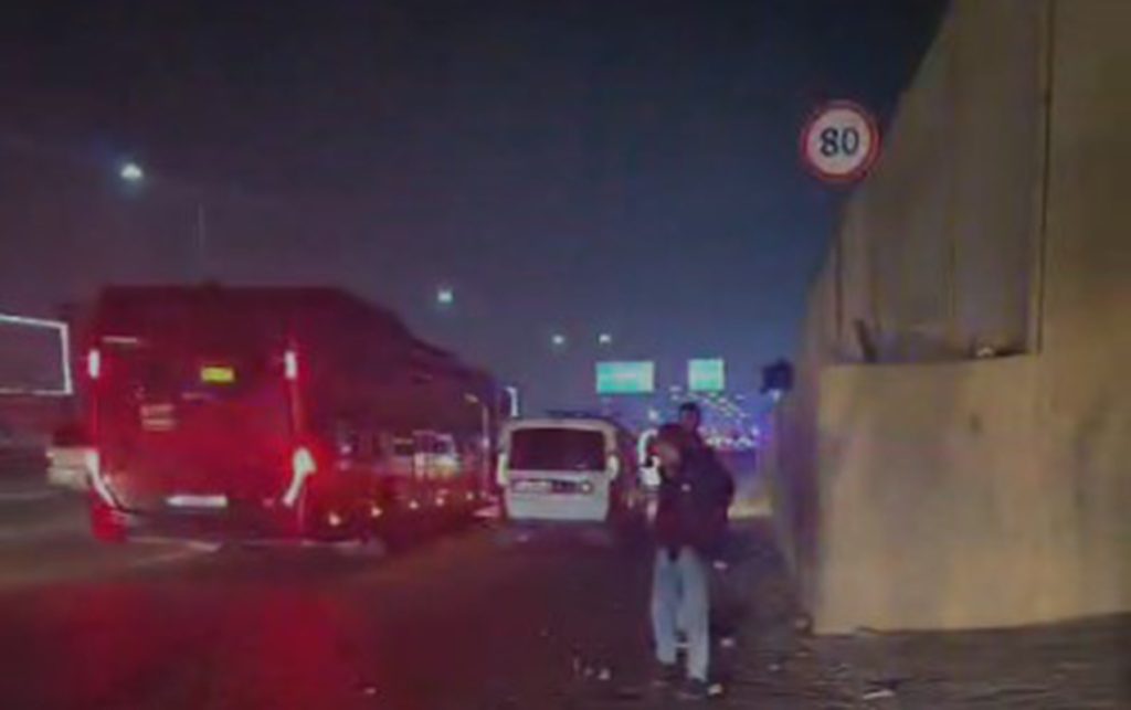 Bakı-Sumqayıt yolunda avtobusların şüşələri sındırıldı – 2 yeniyetmə saxlanıldı-Foto