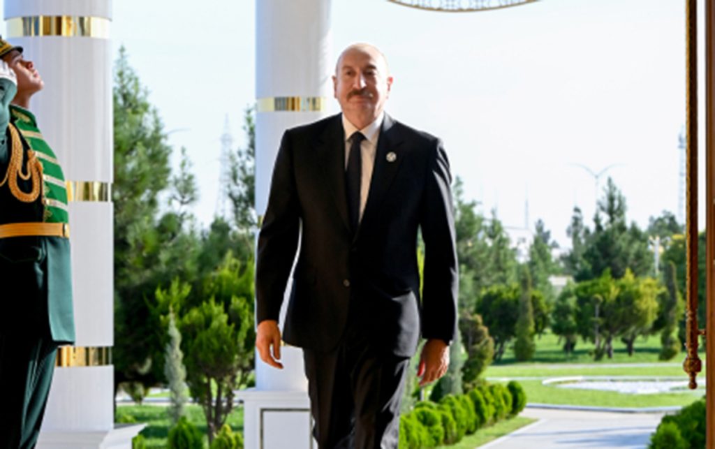İlham Əliyev iclasda iştirak etmək üçün “Avaza” Kompleksinə getdi - Fotolar