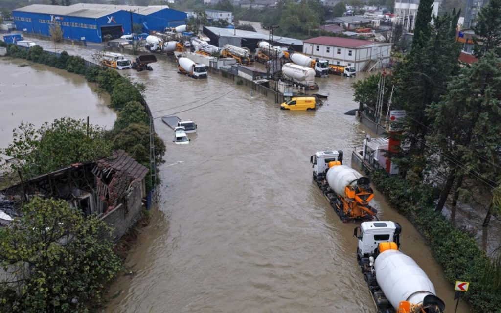 İstanbulda leysan davam edir, 2 nəfər öldü – Video