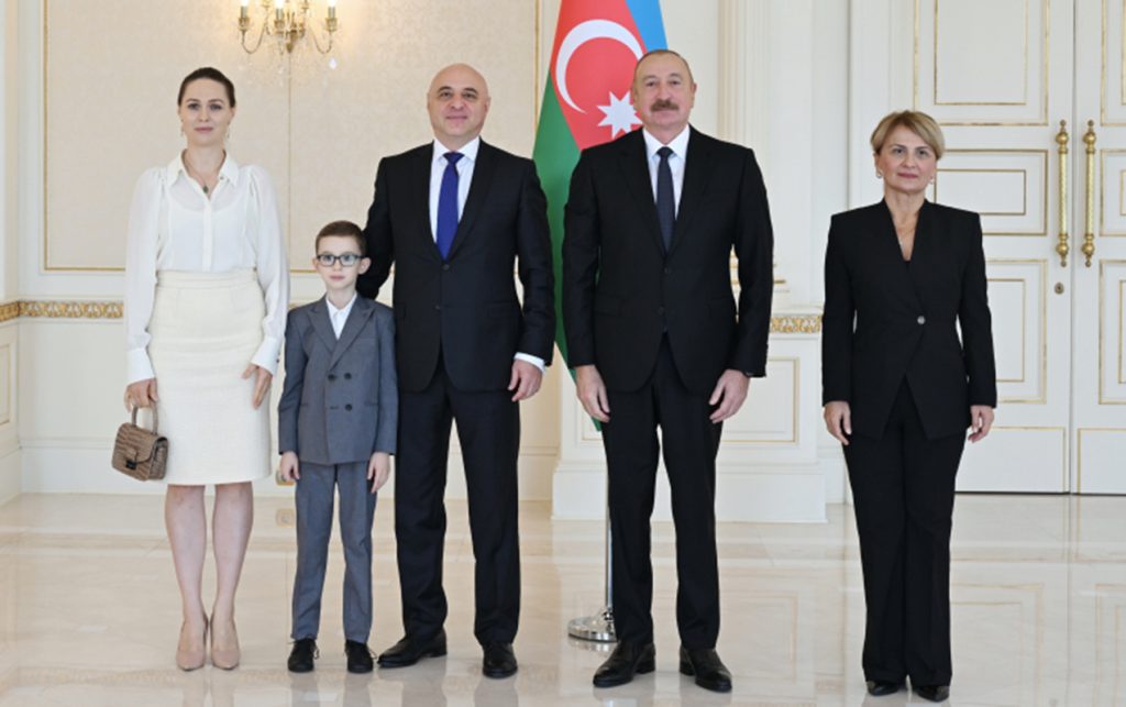 Yeni səfir ailəsi ilə Prezidentin qəbulunda – Fotolar